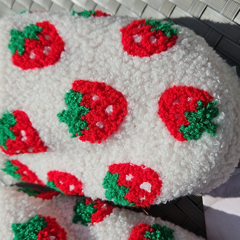 NEW WITH TAGS Kensie Size 6/7 Ivory Red Strawberries Fuzzy Memory Foam Slippers - Picture 9 of 17